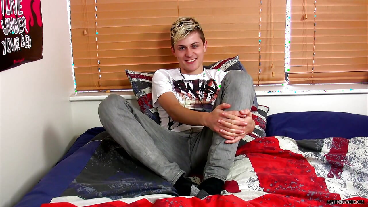 Wanking with Smooth Skylar