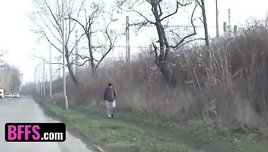 İki erkek arkadaş - yaramaz Avrupalı kızlar Çek Cumhuriyeti'nde roadtrip sırasında arka koltukta bir yabancıyla çıldırıyor