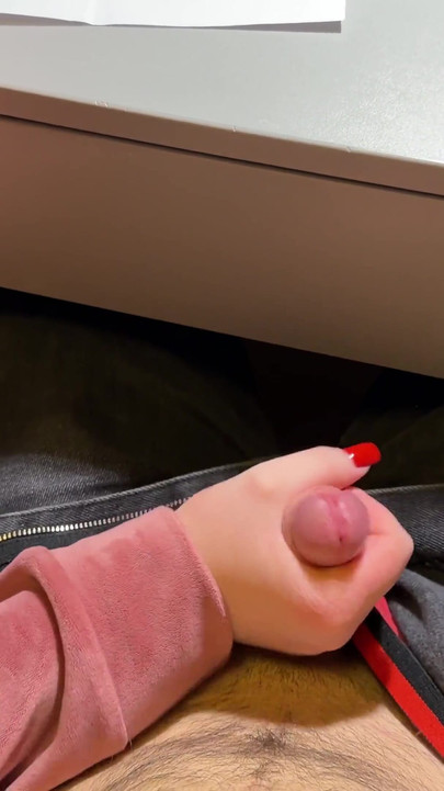 Elevă face din nou labă la ora de matematică sub masă. (La școală) | Clip 2