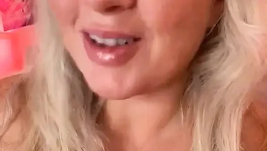 За кулисами синего, обнаженная и думающая красная субботняя мачеха Dommy в меж сценах!