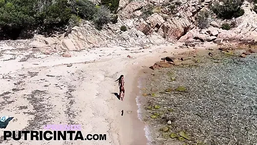 Putri Cinta allein am exotischen strand spielt mit ihrem kitzler aus nächster nähe vor der kamera