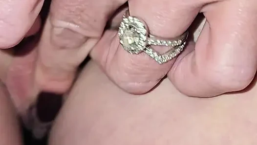 Gerçek orta yaşlı seksi kadın bar tuvaletlerinde müstehcen ön sevişme yapıyor