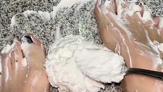 Çıplak ayaklarıma krem şanti