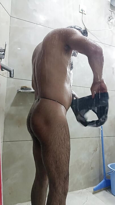 Hintli adam duş ve seksin tadını çıkarıyor