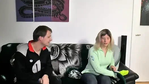 Azgın çift evde kanepede sert sikişiyor