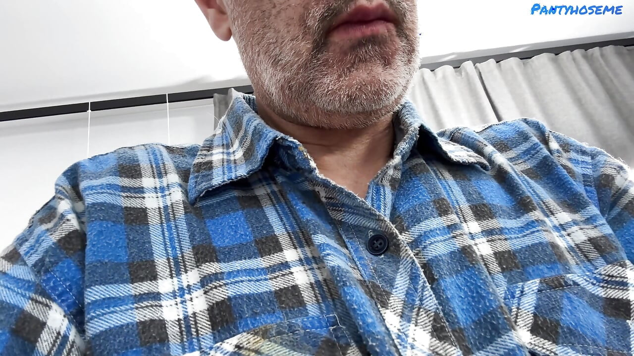 کیت رز، زیبای ریزه سبزه، کس جوراب شلواری اش را کرم پای می کند