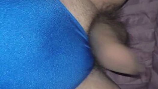 Niebieskie paznokcie masturbują się