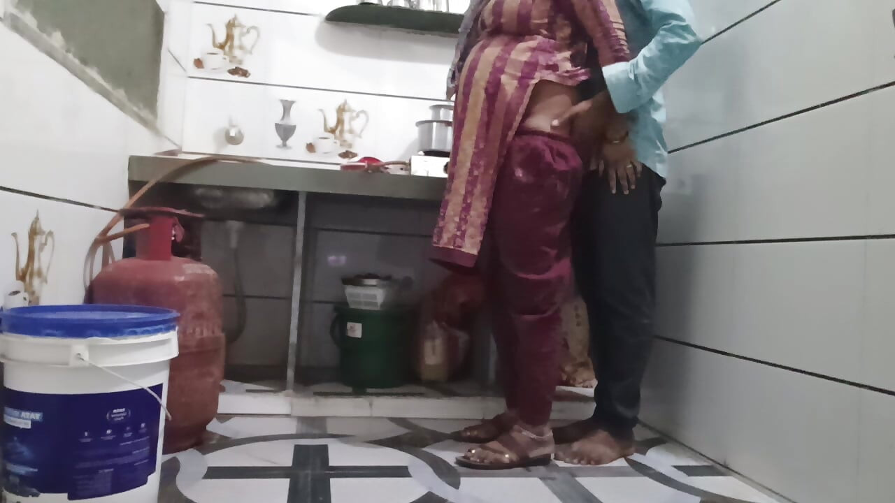 Padosi Ne pahla kitchen mein