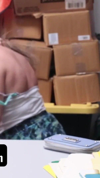Momen tak terlupakan dari "shoplyfter - si cantik mungil brooke bliss nungging di atas meja petugas dan ngangkang"