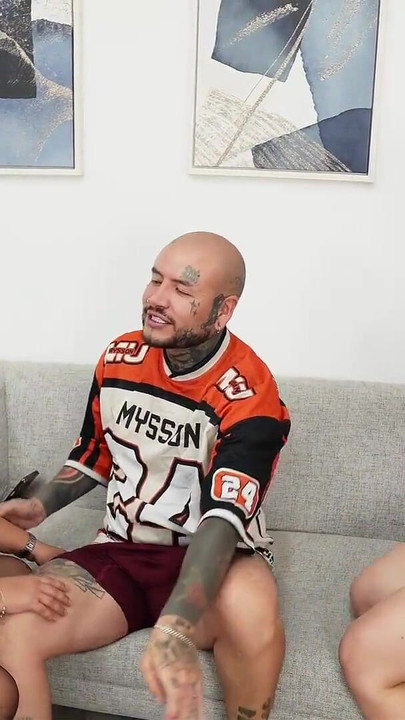 Tôi có một cuộc chơi ba người với bạn trai của tôi và người bạn thân nhất của tôi như một bất ngờ sinh nhật để thực hiện những tưởng tượng của họ | Clip 1