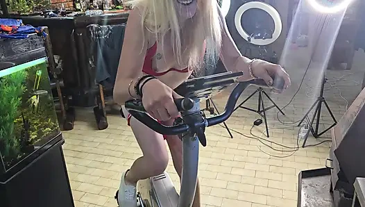 Gadis imut rambut pirang 19 tahun lagi asik ngentot motor pakai dildo ukuran raksasa