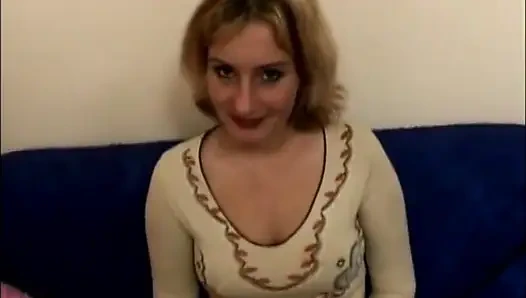 Sıkı amcıklı genç sürtük büyük amatör yarakla sikiliyor ve yüzüne boşalıyor