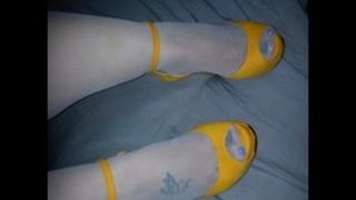 Calze bianche, gambe sexy, stilista giallo, punta aperta