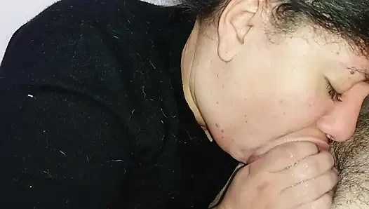 UZUN DIL GÖVDEYE KADAR YALıYOR, BOYNUZUN KADAR