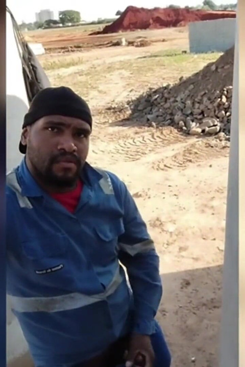 在回家之前，工人在工作上给出了它