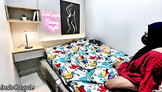 Aku mergoki adik berhijabku lagi bosan di kamarnya aku muasin dia dengan senang hati .crot di dalam memeknya