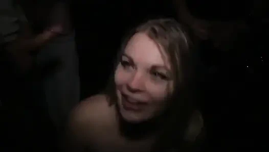 Öffentliche Bukkake-hure Im Wald