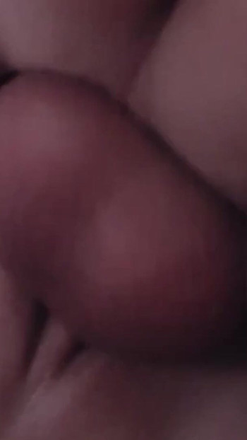 「彼の継娘は彼が彼女とセックスするのが好きです!」からの迫力ある瞬間。