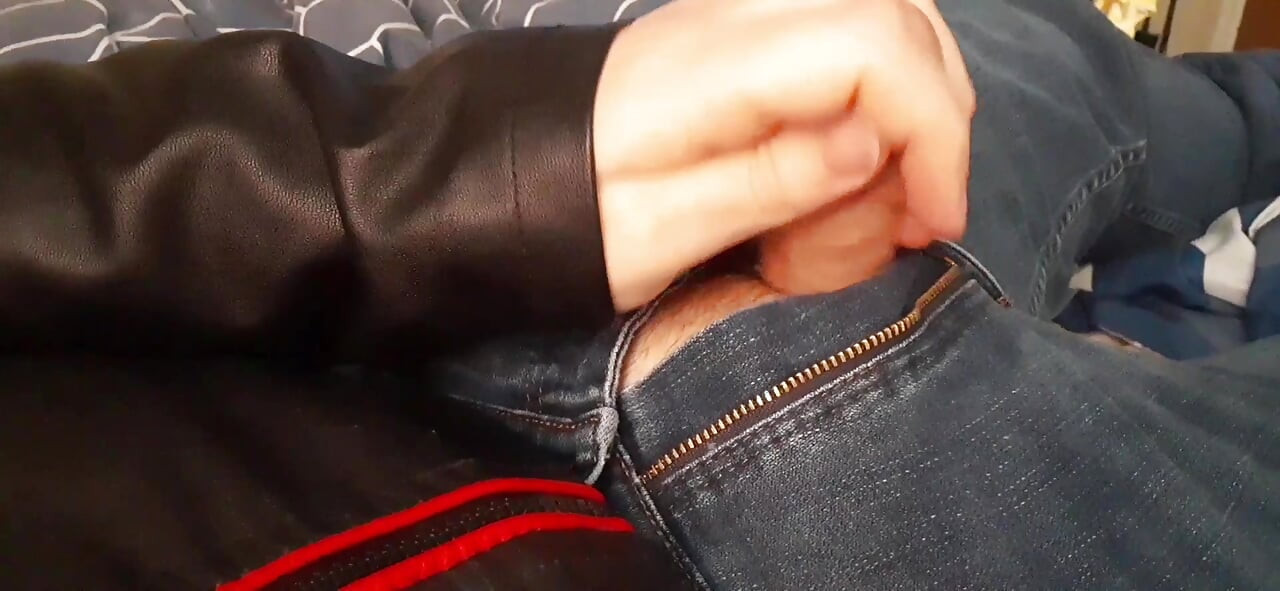 Motorcu deri ceketle mastürbasyon yapıyor