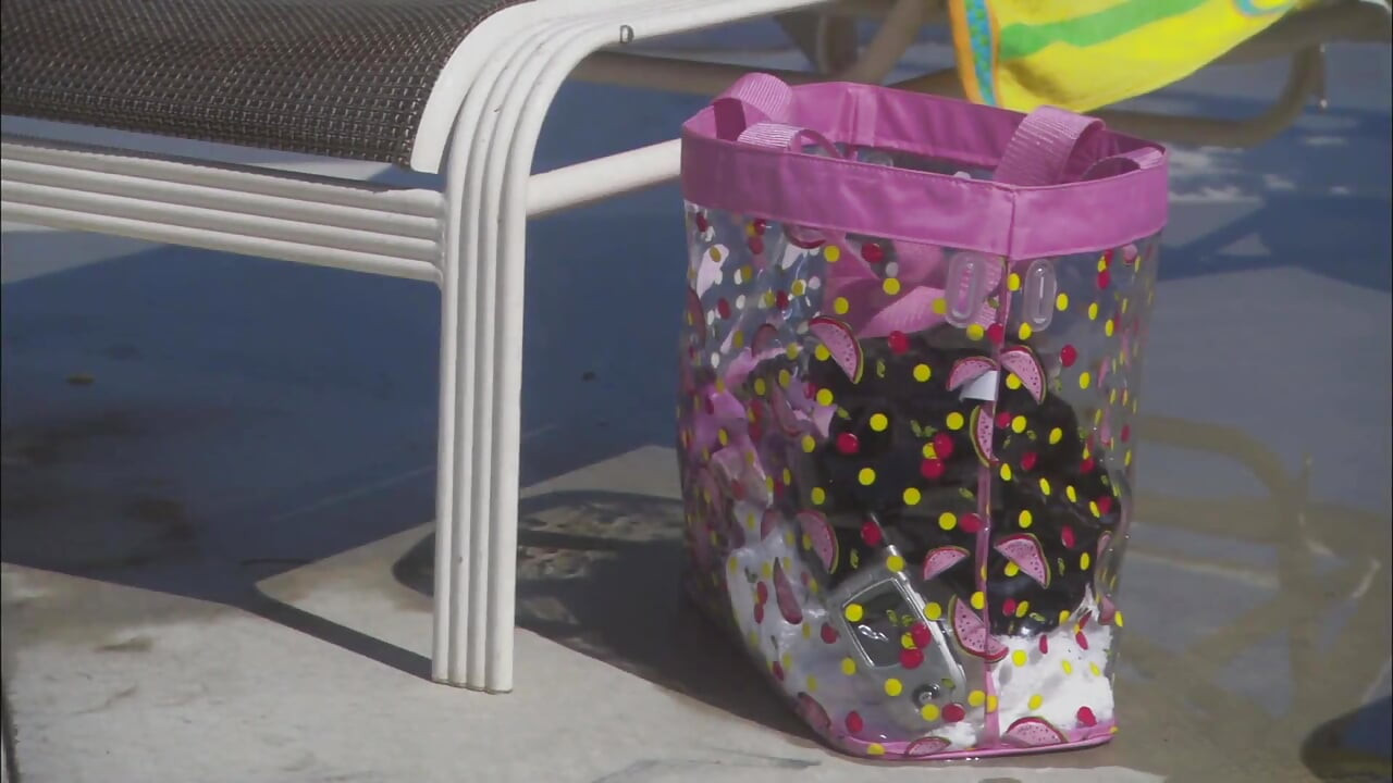 În fiecare dimineață când soția lui este la serviciu își fute fiica vitregă latino lângă piscină