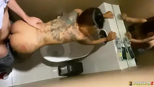 Johntronx - ein versautes, heißes tätowiertes schätzchen in einem badezimmer ficken