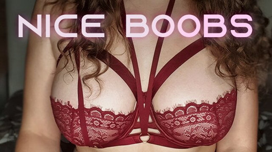 Une femme en lingerie sexy a un orgasme après un doigtage passionné