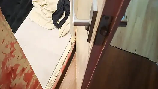 Ngeliat adik tiriku yang masih remaja lagi asik coli