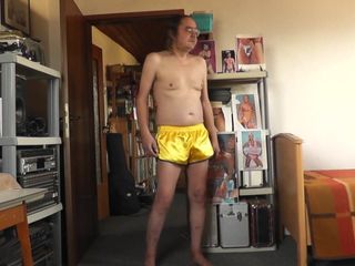 Sexiga satin shorts i gelb
