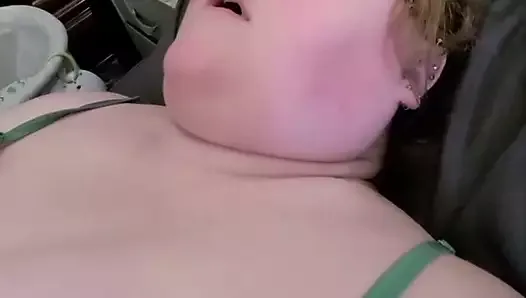 Рыжая толстушка мастурбирует и испытывает оргазм