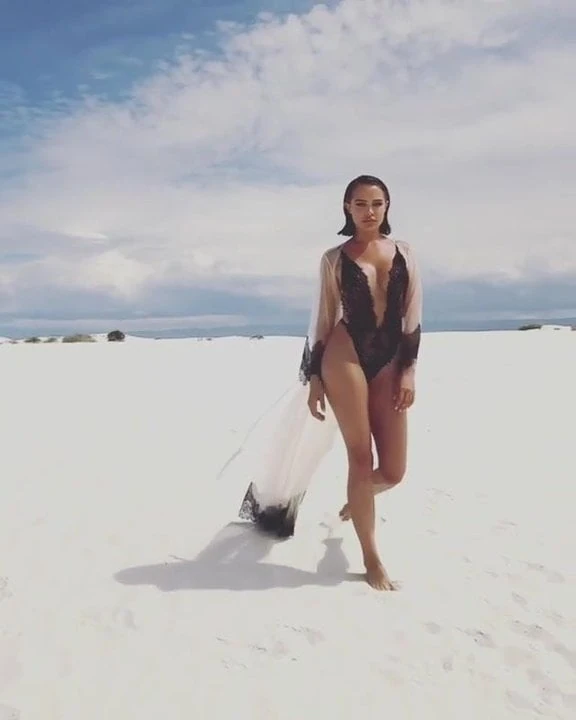 Mara Teigen molto calda in mutande !!!
