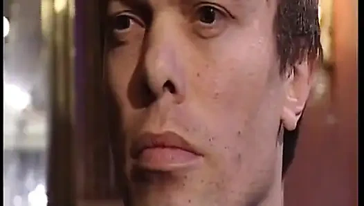 Doğal saçlı sarışın Alman klasik grup seks partisi yaş boşluğunda anal sikiliyor