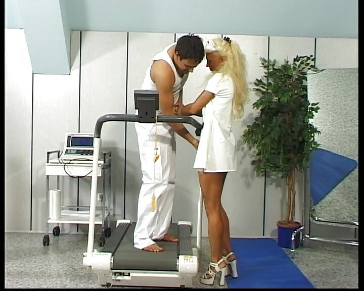 Impresionante rubia enfermera alemana disfruta de preñada anal caliente en la oficina
