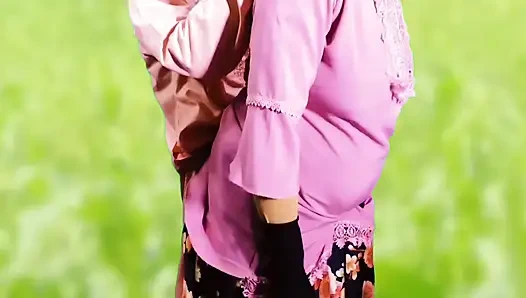 Köylü ev hanımı bir adamla seks yapıyor