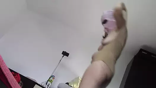 Жена танцует обнаженной дома в любительском видео. Женщина развлекается примеряя одежду и разрезая ее в любительском видео.