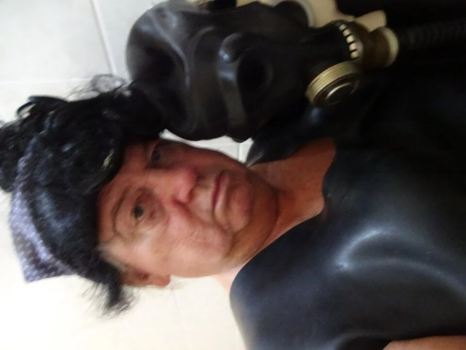 Perv rubbercoat lateks bessy dev yapay penis binicilik