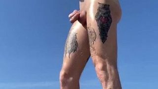 Typ streichelt seinen Schwanz und Arsch am Strand in der Öffentlichkeit