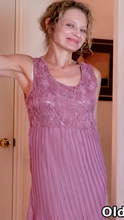 来自“甜美熟女和情欲中的老熟女”的精彩时刻