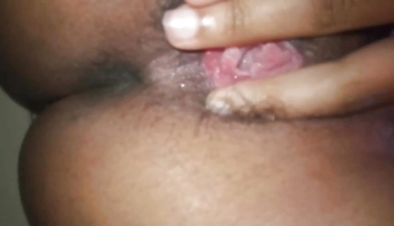 Shrilnkaee kainpas ki larki kamre men akele seks kar rahi hai