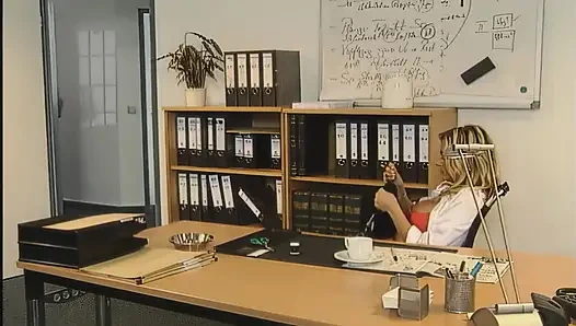 Büyük Sahte Memeli Azgın Sarışın Sürtük 3 Ofis Çalışanı Tarafından Grup Seks Yapıyor!