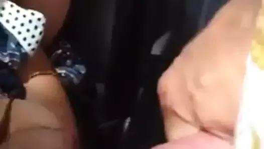 Взаимная мастурбация в машине
