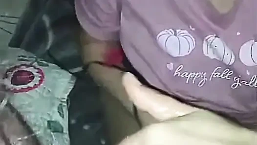 Cewek dominan lagi asik nyepong kontol sampai dicrot di mulut Aku suka nyepong kontolnya! Aku suka banget kalau cowok ini crot di mulutku!