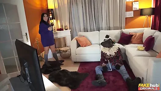 Fakehub originals - max dior memakai kostum mesum untuk mengerjai teman sekamarnya, megan fiore