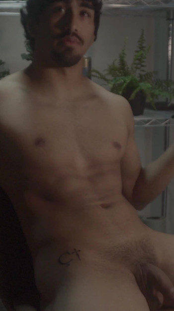 「やあ、みんな」と言って、彼は20歳の叔父がチンコを出し出して文句を言っている | クリップ 1