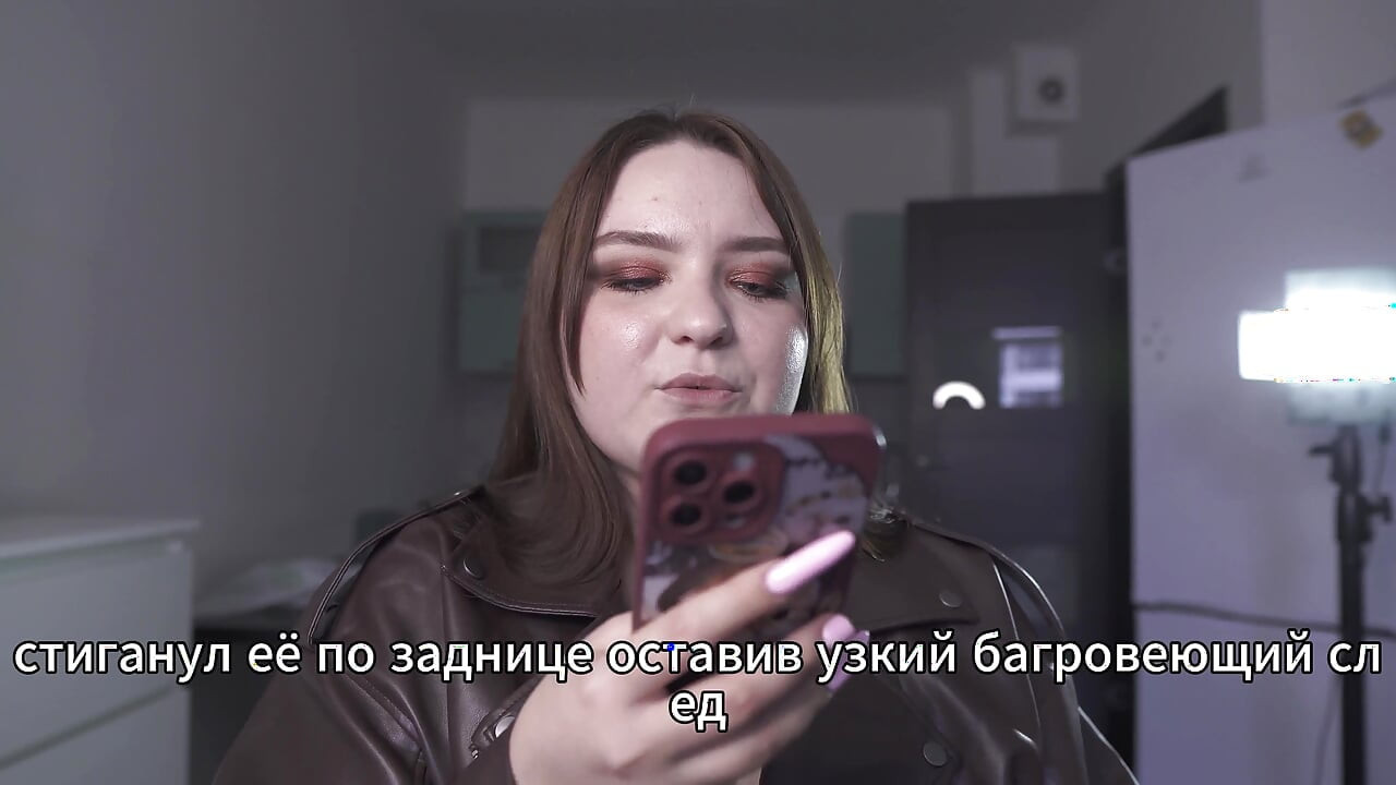 Porno hikayesi - teğmenin karısı memnuniyetle patronun altında yatıyor (Rus, sakso, sert seks, gavat)