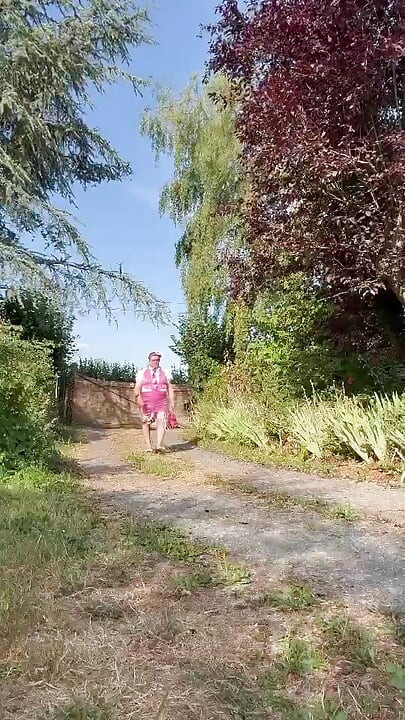 Gekleidet in einem engen rosa kleid für einen abend