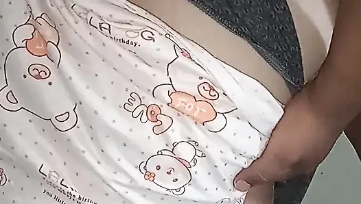 Utangaç kız bacaklarını açıyor