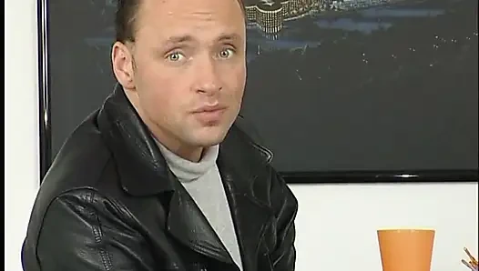 Tante seksi ini lagi asik nyepong dildo ukuran XL sebelum dientot habis-habisan