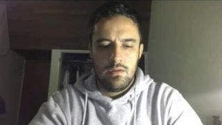 Chico latino sexy caliente se desnuda en la cam