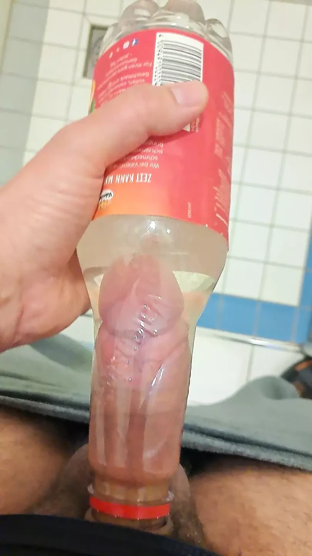 xTreme Трах бутылкой со спермой в воде