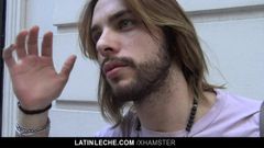 Latinleche - sosia latino di Kurt Cobain scopa un cameraman
